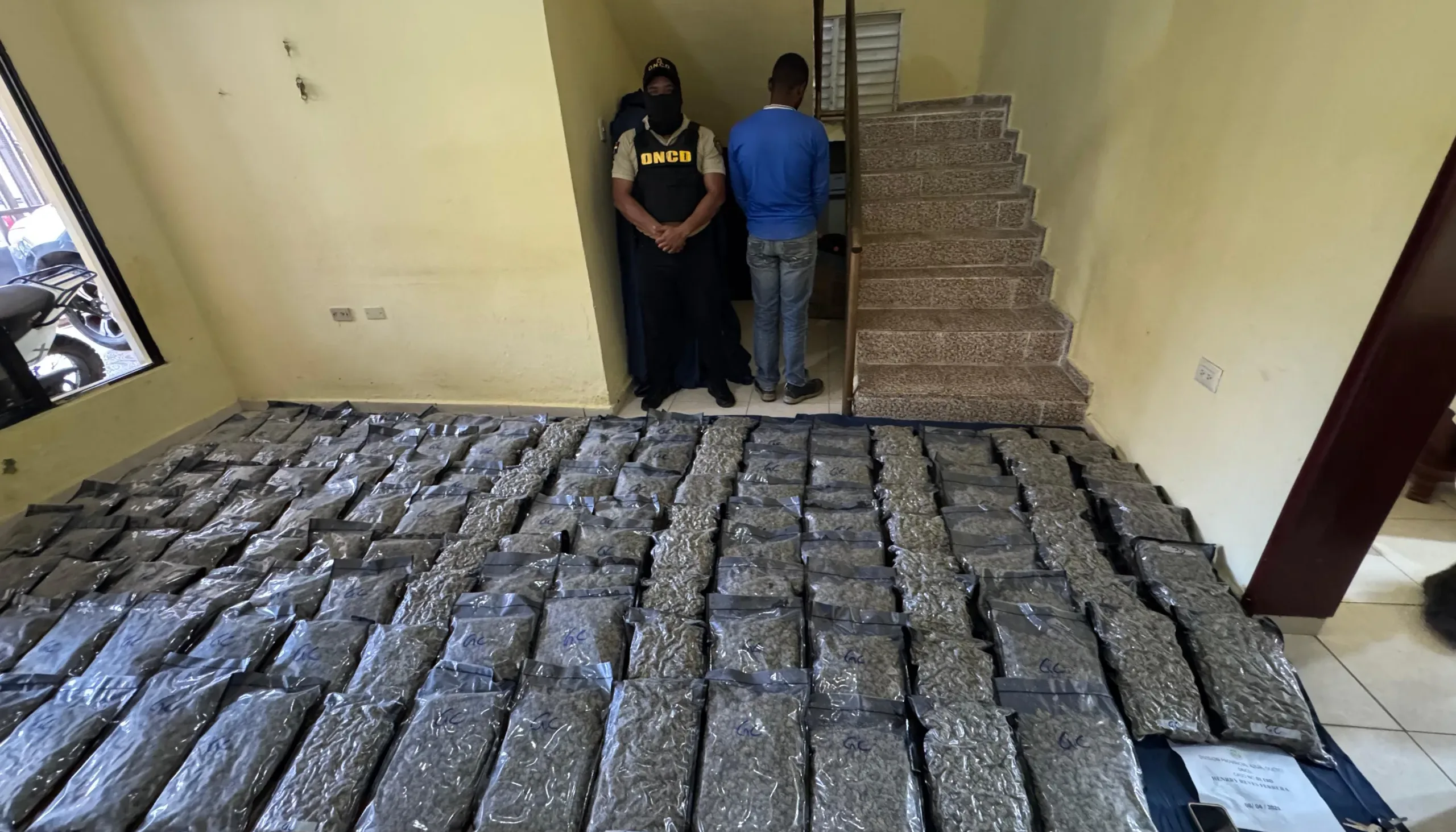 Autoridades detienen conductor con 151 paquetes de marihuana sintética en Azua