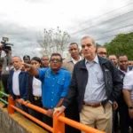 Presidente Abinader recorre sector Nuevo Amanecer de Los Alcarrizos y garantiza asistencia del Gobierno a familias afectadas