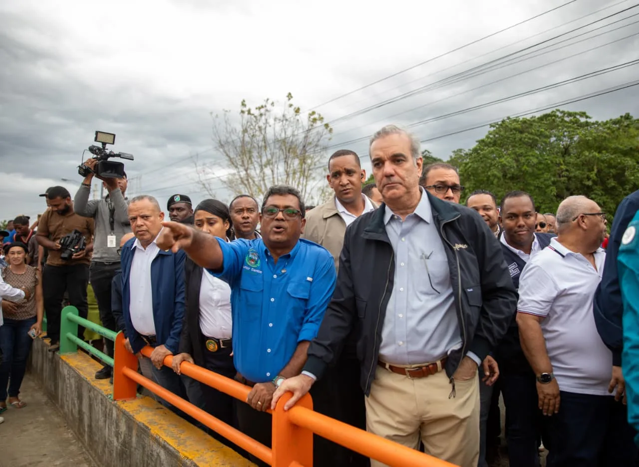 Presidente Abinader recorre sector Nuevo Amanecer de Los Alcarrizos y garantiza asistencia del Gobierno a familias afectadas