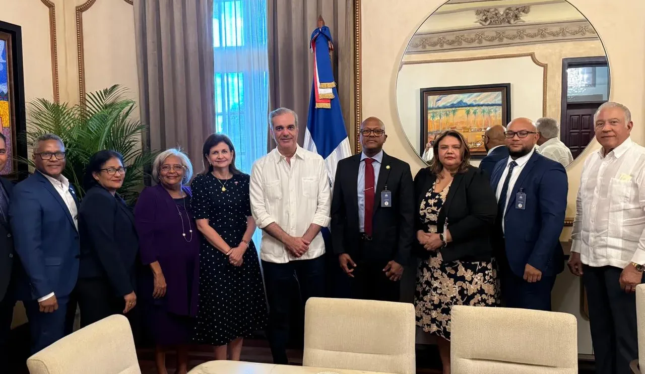 Presidente Luis Abinader se reúne con la directiva del Colegio Médico Dominicano (CMD)
