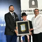 Banreservas reconoce a Giovanny Cruz por su trayectoria y aportes a la escena dominicana