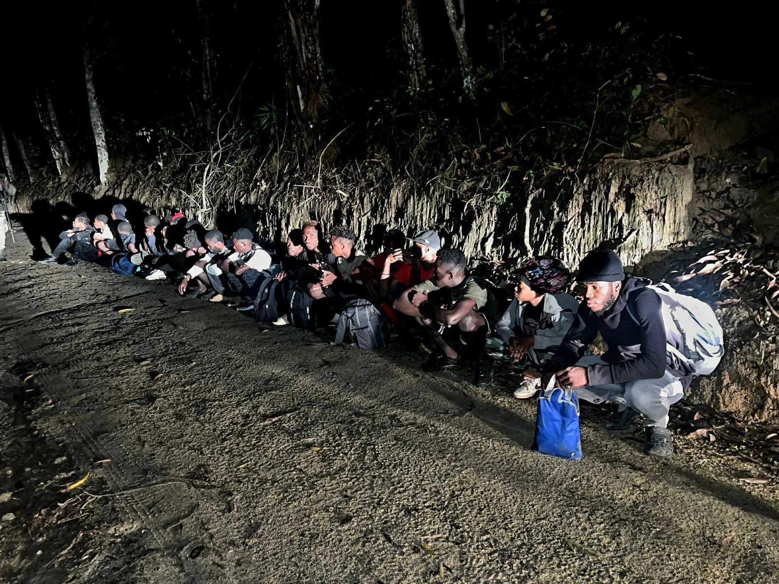 Patrulla del Ejército detiene a 19 haitianos indocumentados durante operativo en Loma de Cabrera