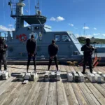 Interceptan lancha con dos hombres y 151 paquetes de presunta cocaína