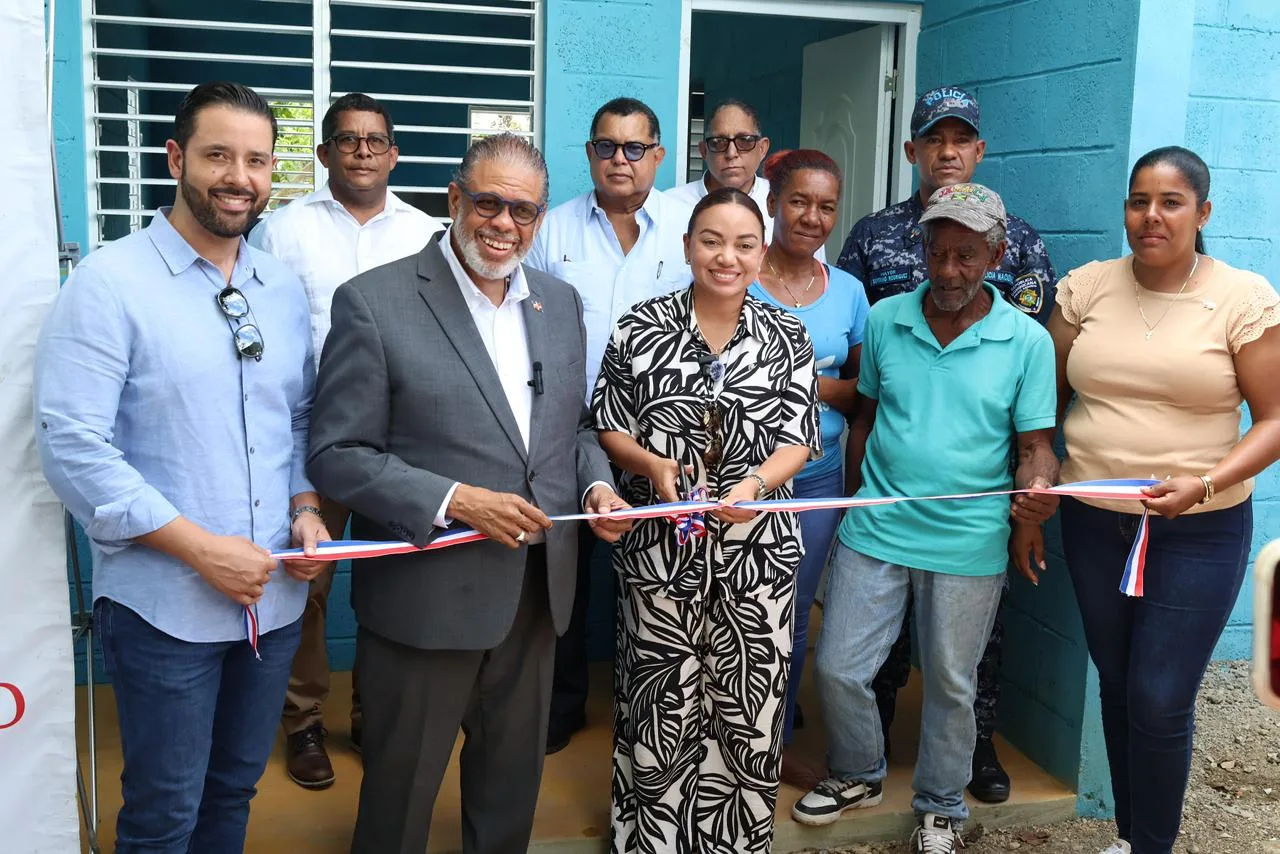 Desarrollo de la Comunidad construye y entrega dos viviendas equipadas a familias vulnerables en Moca