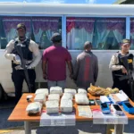 Detienen en Barahona chofer y cobrador con 11 paquetes de presunta marihuana