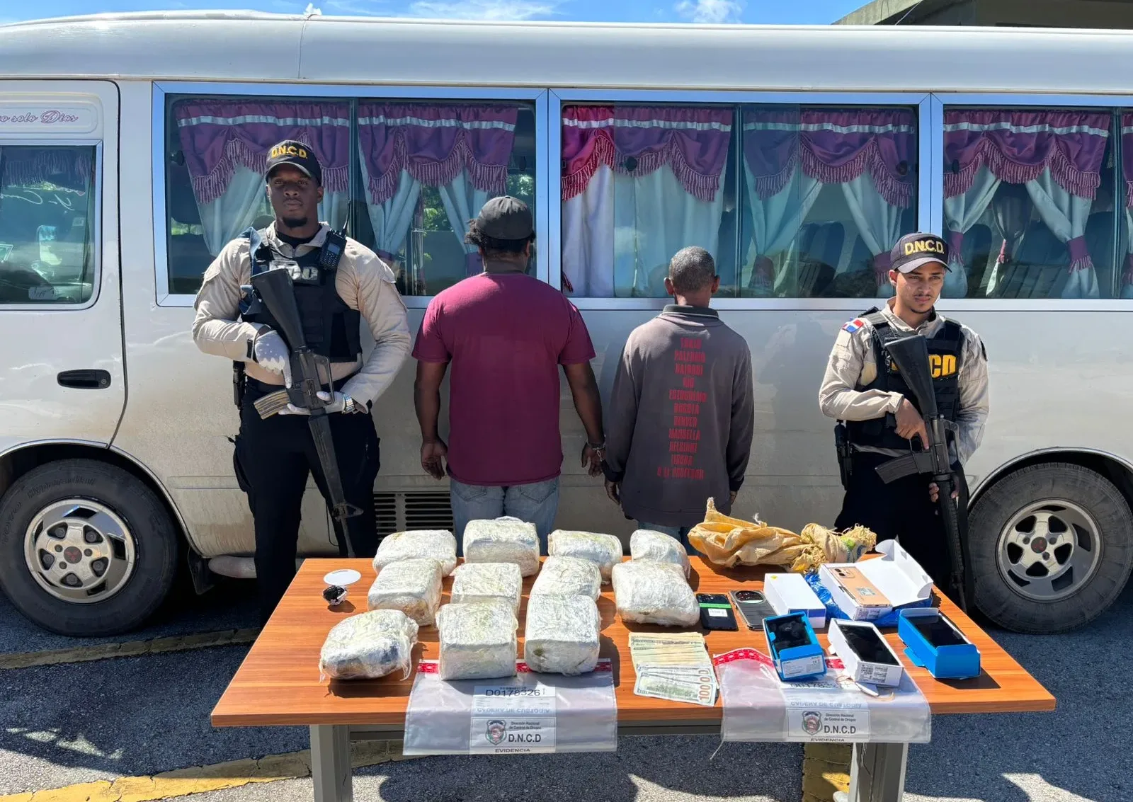 Detienen en Barahona chofer y cobrador con 11 paquetes de presunta marihuana