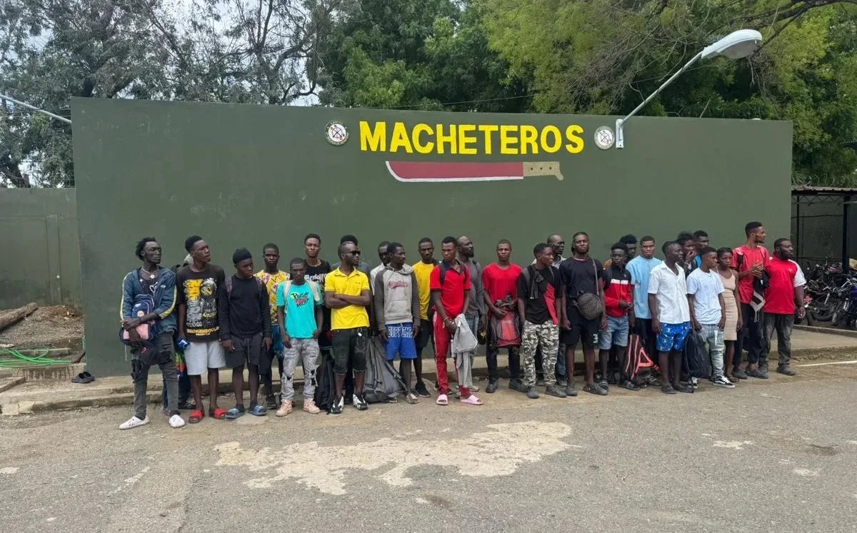 Un grupo de 34 haitianos indocumentados fue interceptado por el Ejército en Montecristi