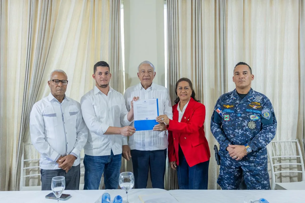 Presidente Abinader ordena la construcción de dos cementerios y un parque en Sánchez Ramírez
