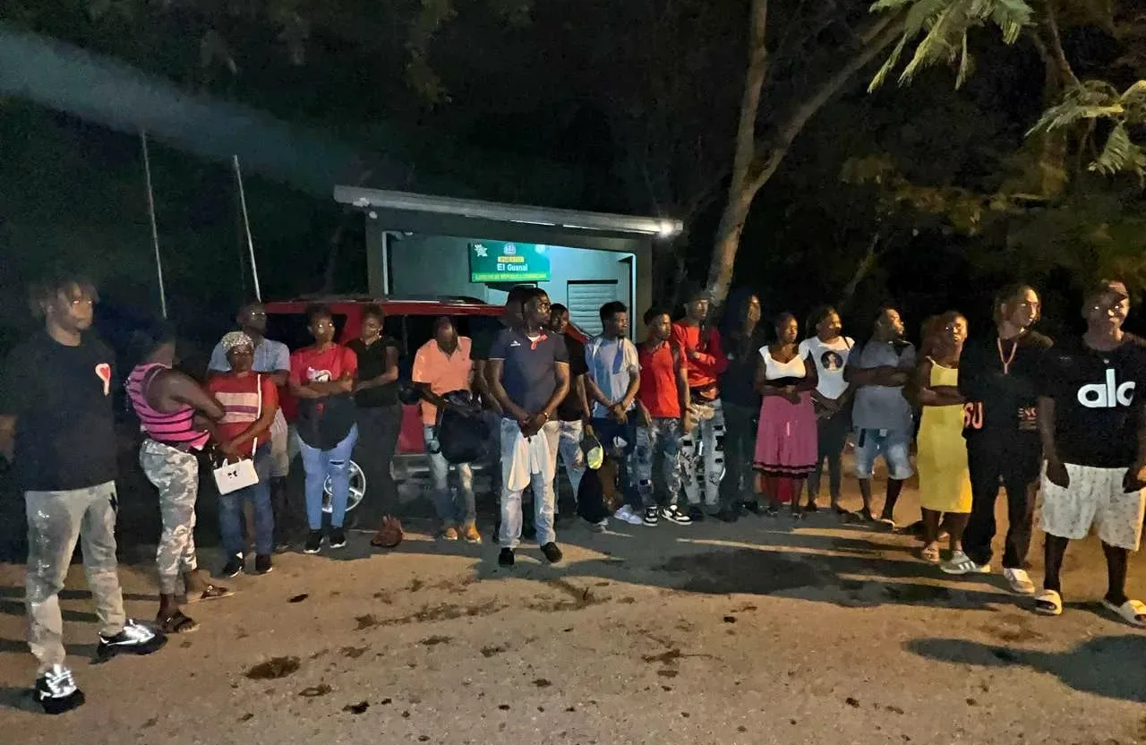 Tras persecución detienen vehículo con 23 indocumentados en Santiago Rodríguez