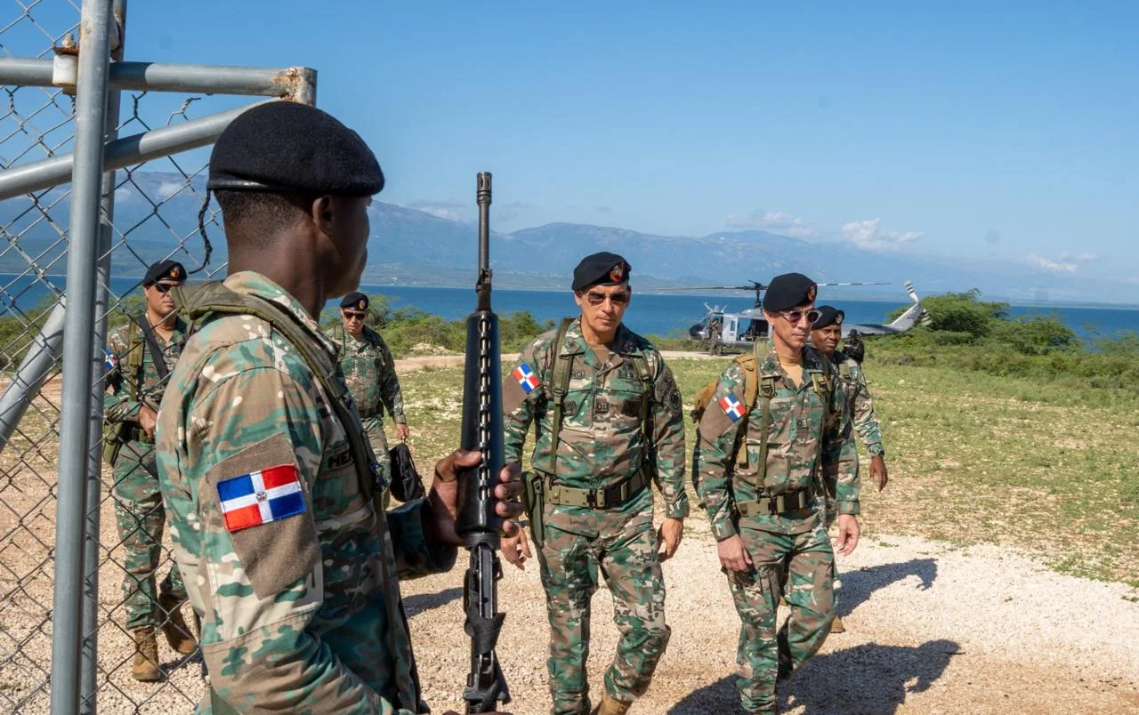Comandante General del Ejército refuerza supervisión y presencia en la línea fronteriza