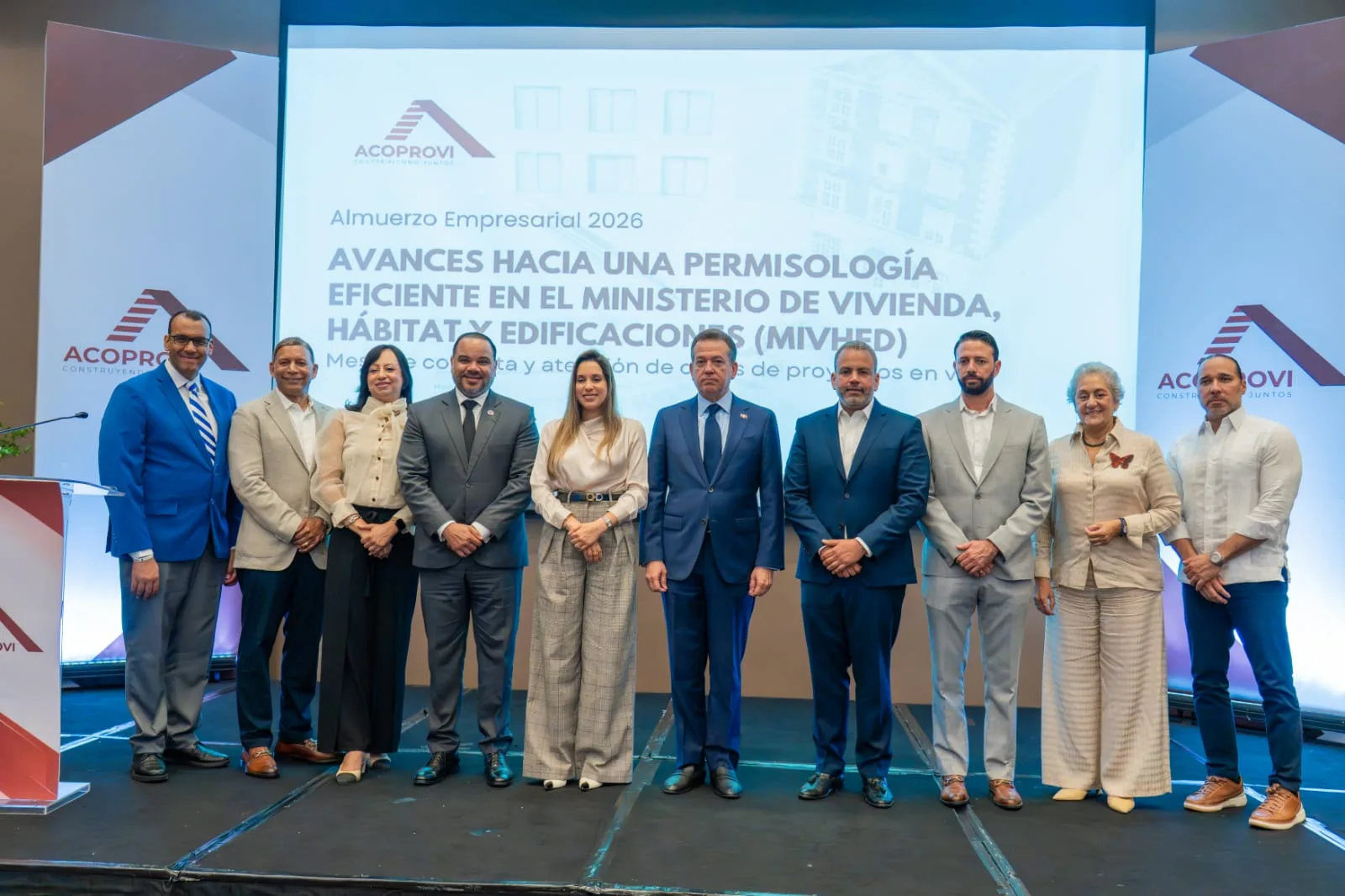 Ministro Ito Bisonó presenta en ACOPROVI avances de la modernización de la permisología; gremio valora el trabajo conjunto