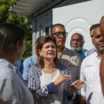 Raquel Peña visita comunidades de Bahoruco afectadas por lluvias y escucha necesidades de la población