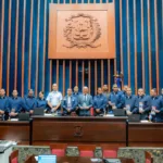 Oficiales de la Fuerza Aérea distinguen a Ricardo de los Santos por su compromiso con la excelencia académica