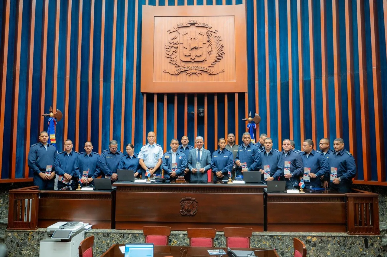 Oficiales de la Fuerza Aérea distinguen a Ricardo de los Santos por su compromiso con la excelencia académica