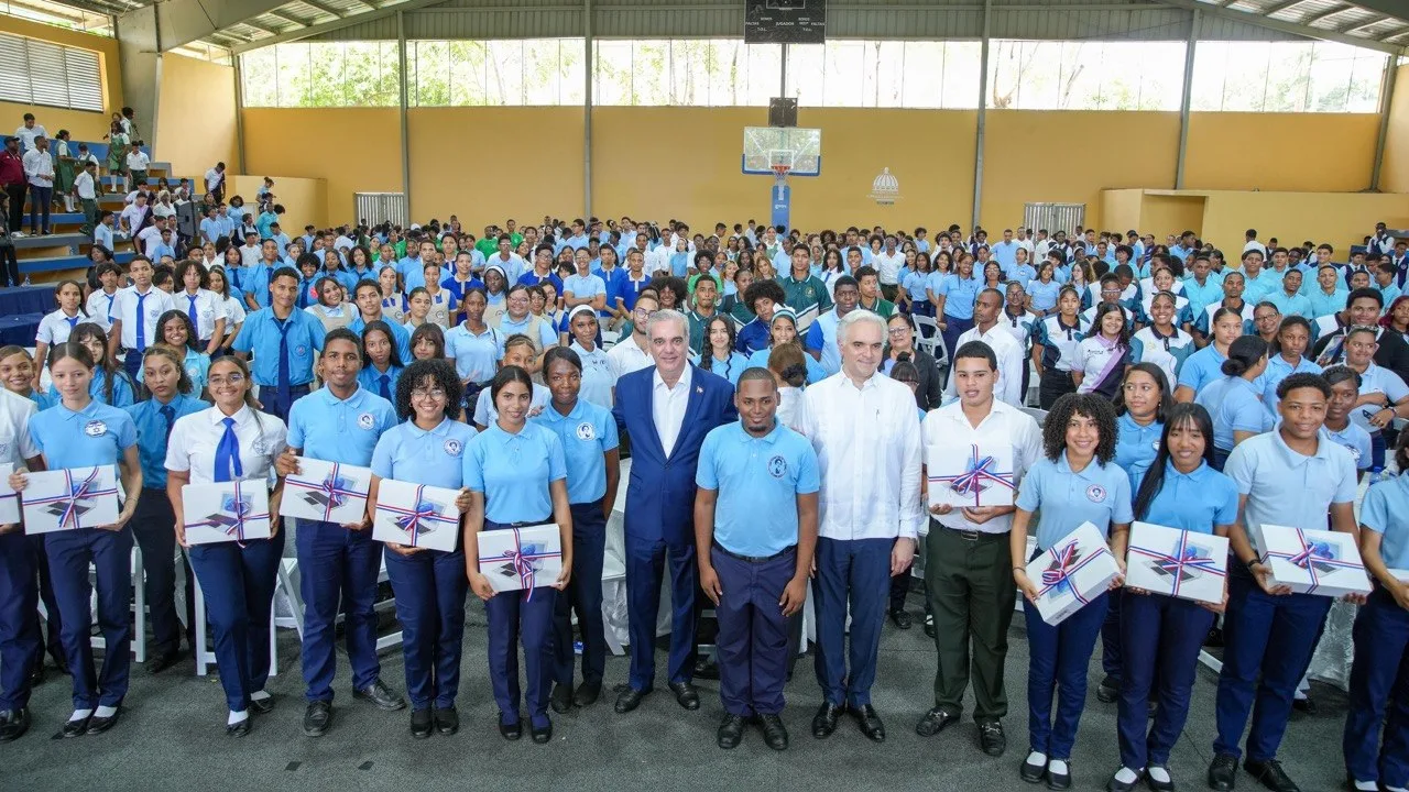 Presidente Abinader insta a estudiantes a prepararse en inglés, inteligencia artificial, ciberseguridad, ingeniería y carreras técnicas de alta demanda; afirma que son las profesiones del futuro