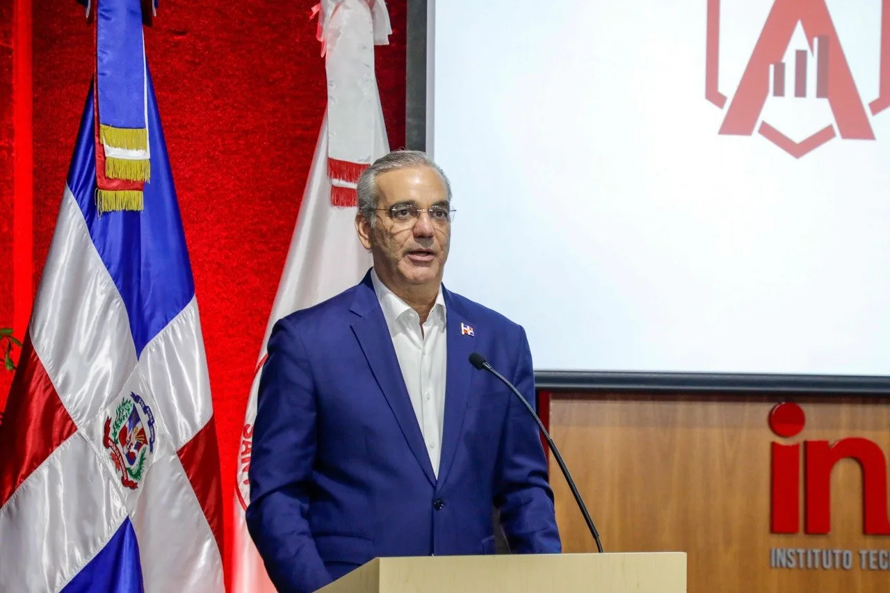 Presidente Luis Abinader aboga por un equilibrio entre eficiencia económica y justicia social durante encuentro en INTEC