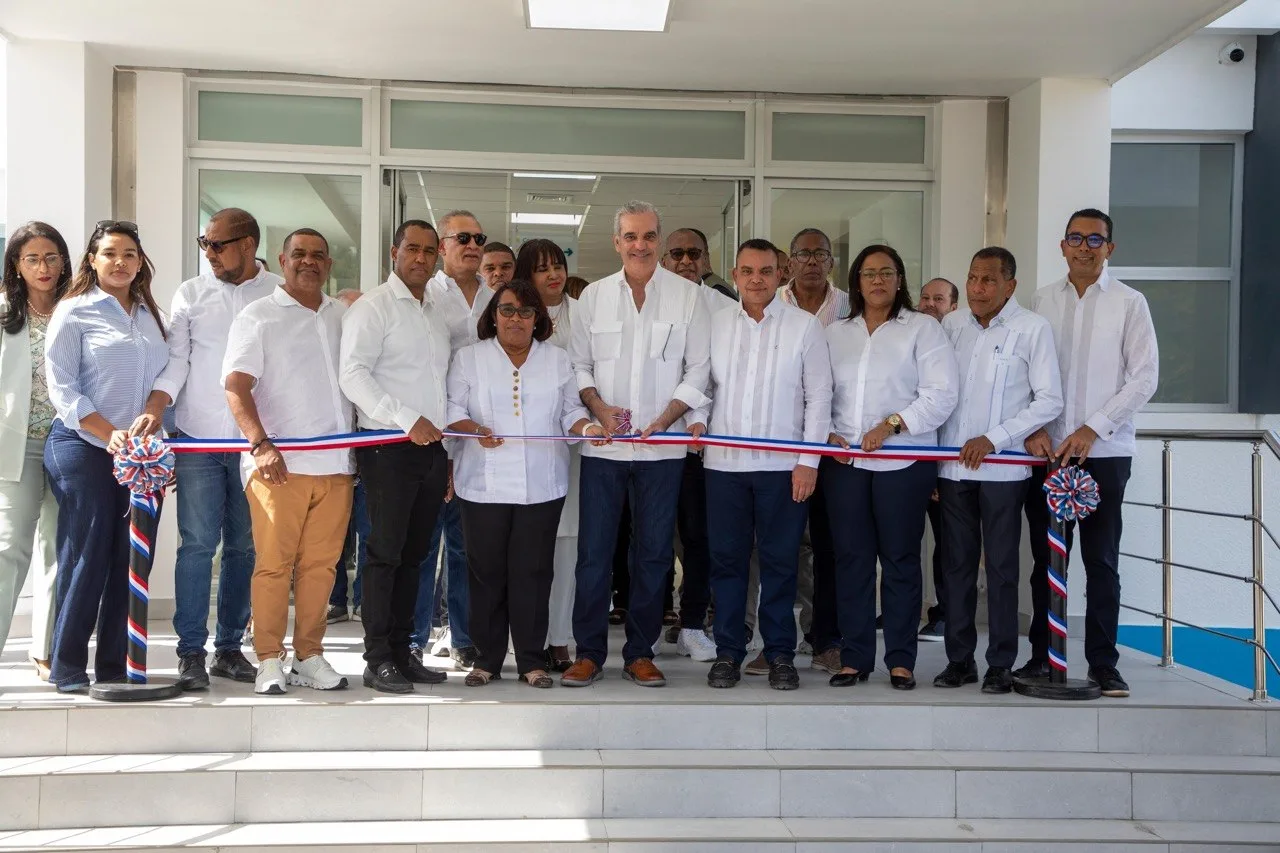 Presidente Abinader entrega remozamiento y ampliación del Hospital Materno Infantil Dr. Jaime Sánchez en Barahona, que beneficiará a miles de familias de toda la Región Enriquillo
