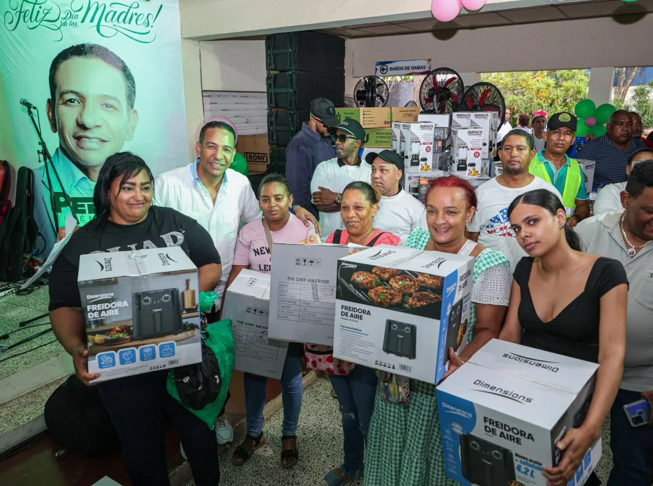 Pedro Jiménez rinde homenaje y lleva regalos y alegría a cientos de madres de la circunscripción 2 del DN