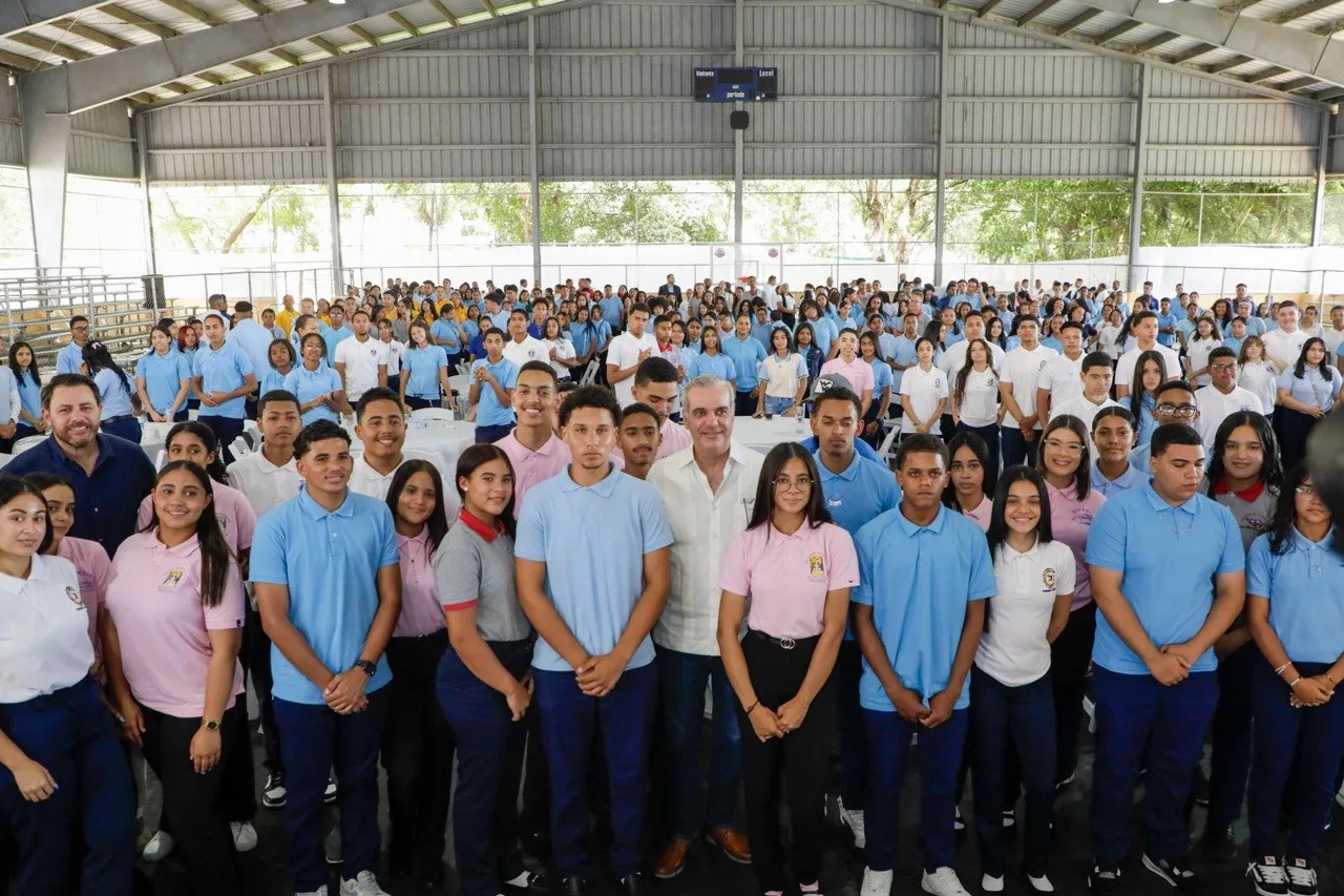 Presidente Abinader sostiene encuentro con 350 estudiantes en San José de Ocoa donde jóvenes destacan su cercanía, espacios de diálogo abierto para escuchar sus inquietudes y valoran obras del Gobierno