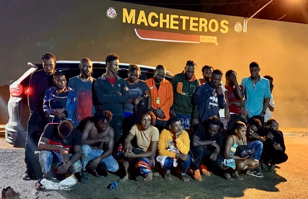 Ejército detiene a 23 indocumentados tras abandono de jeepeta en Valverde