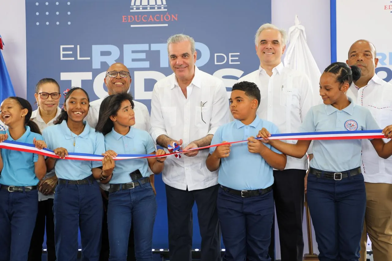 Presidente Abinader inaugura dos modernos techados escolares, uno en el Ensanche La Fe y otro en Las Palmas de Herrera, para fortalecer el deporte y la formación de cientos de estudiantes de ambos sectores