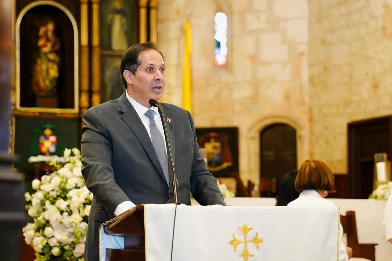 Ministro de Salud Víctor Atallah anuncia nombramiento de 1,115 enfermeras