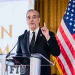 Presidente Abinader advierte sobre riesgos que enfrentan sociedades democráticas cuando los ciudadanos ceden libertades a cambio de comodidad