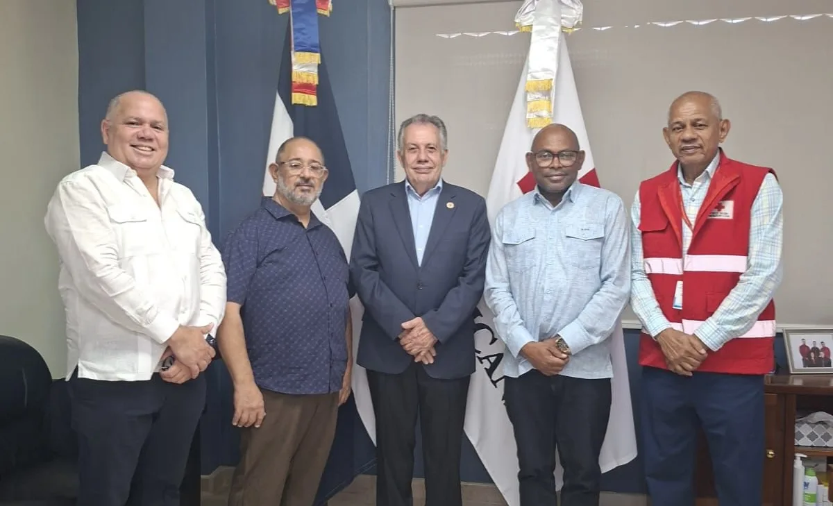 Directivos del Círculo de Reporteros Gráfico visitan al presidente y al director general de la Cruz Roja