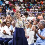 Raquel Peña comparte con miles de madres en Barahona durante jornada “Madres que Sostienen”