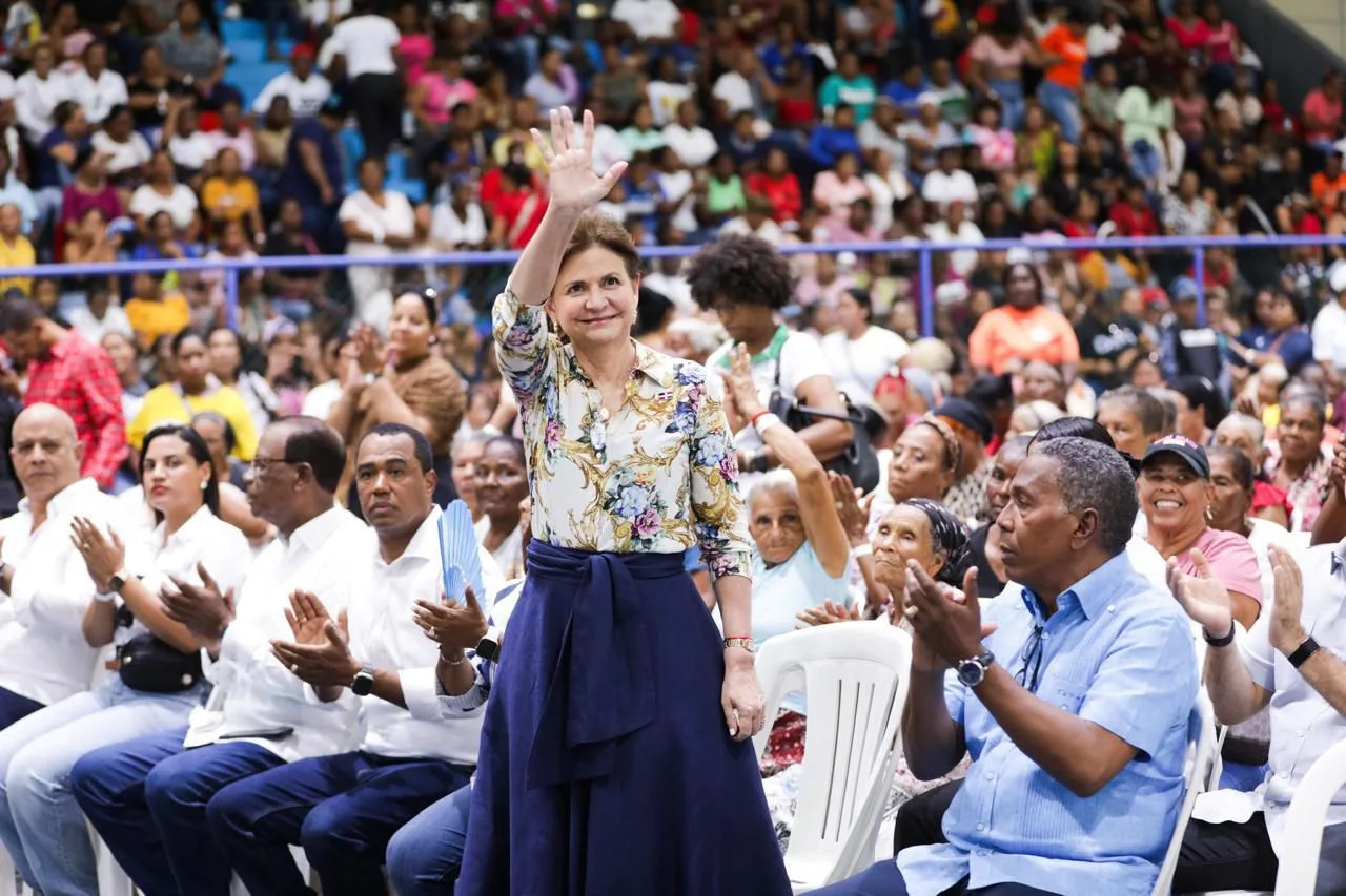Raquel Peña comparte con miles de madres en Barahona durante jornada “Madres que Sostienen”