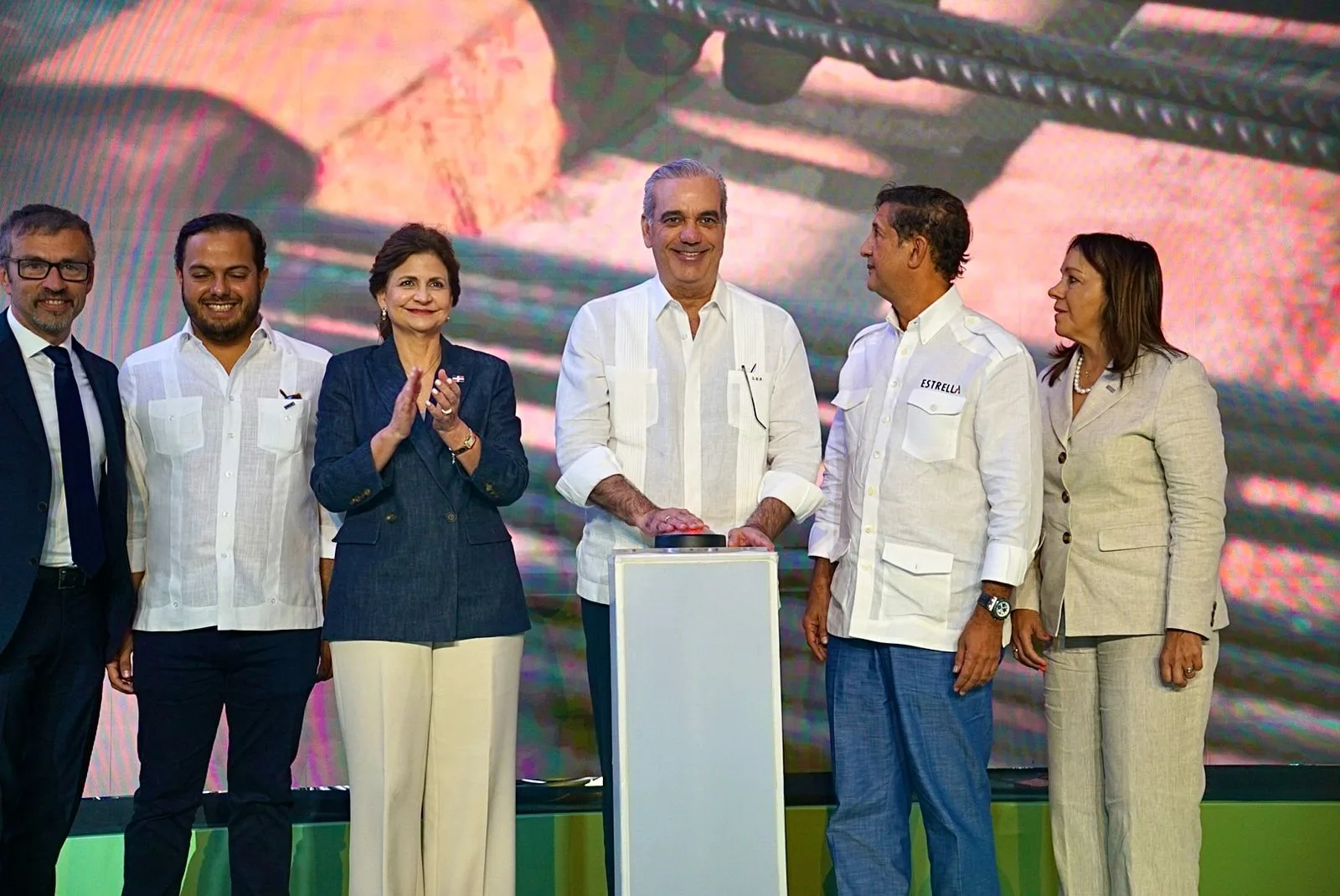 Empresario Manuel Estrella destaca estabilidad económica, crecimiento sostenido y confianza para invertir en el país durante la inauguración de EcoAcero en San Pedro de Macorís