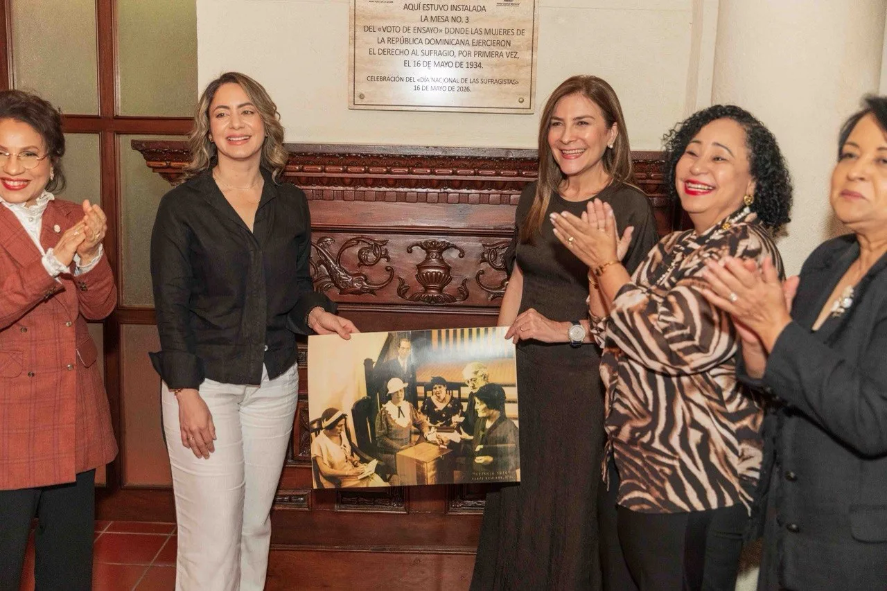 Reconocen al Palacio Consistorial como lugar del primer voto femenino de ensayo en RD