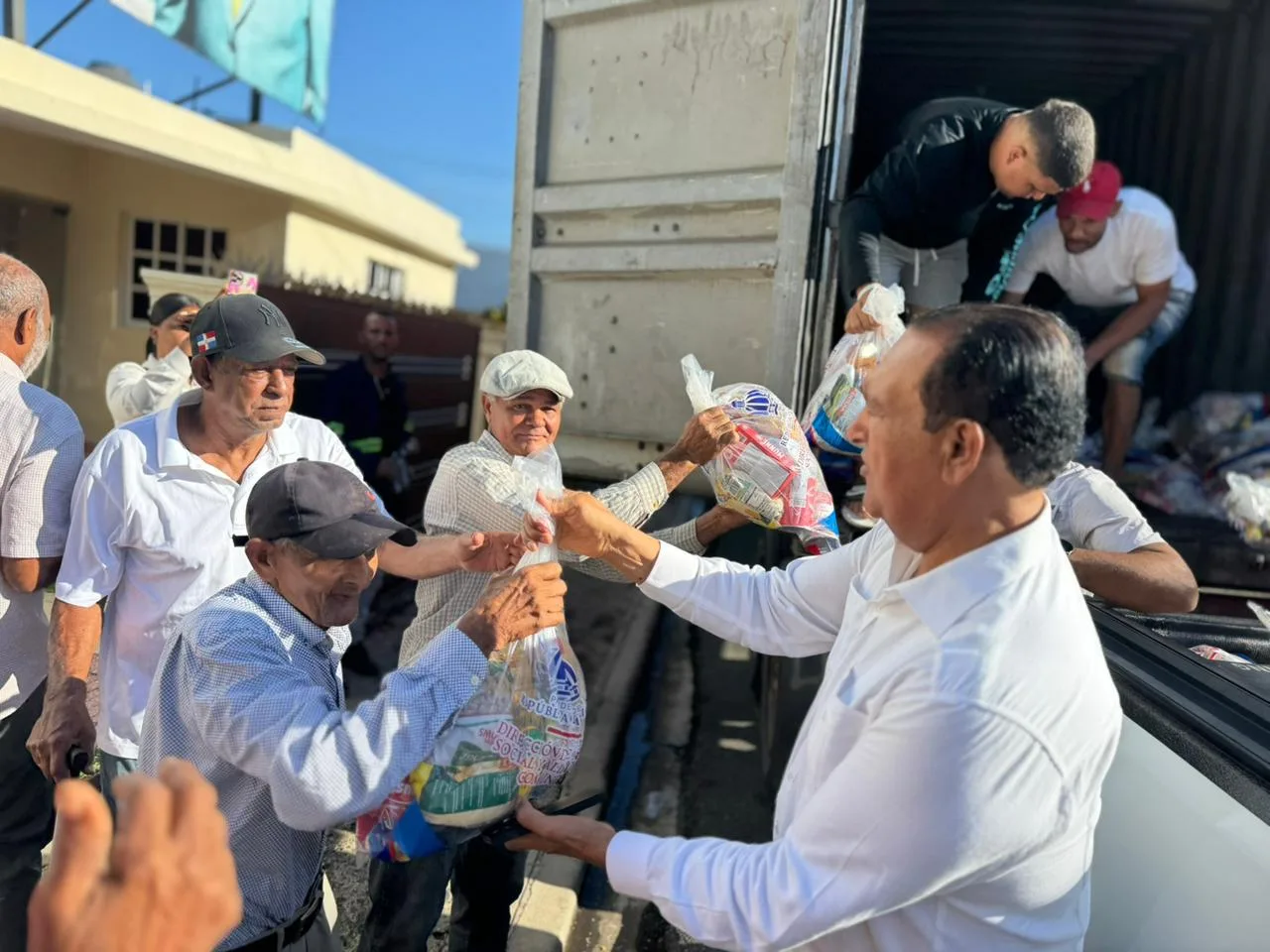 Senador Antonio Marte y autoridades llevan soluciones a afectados por inundaciones en Santiago Rodriguez