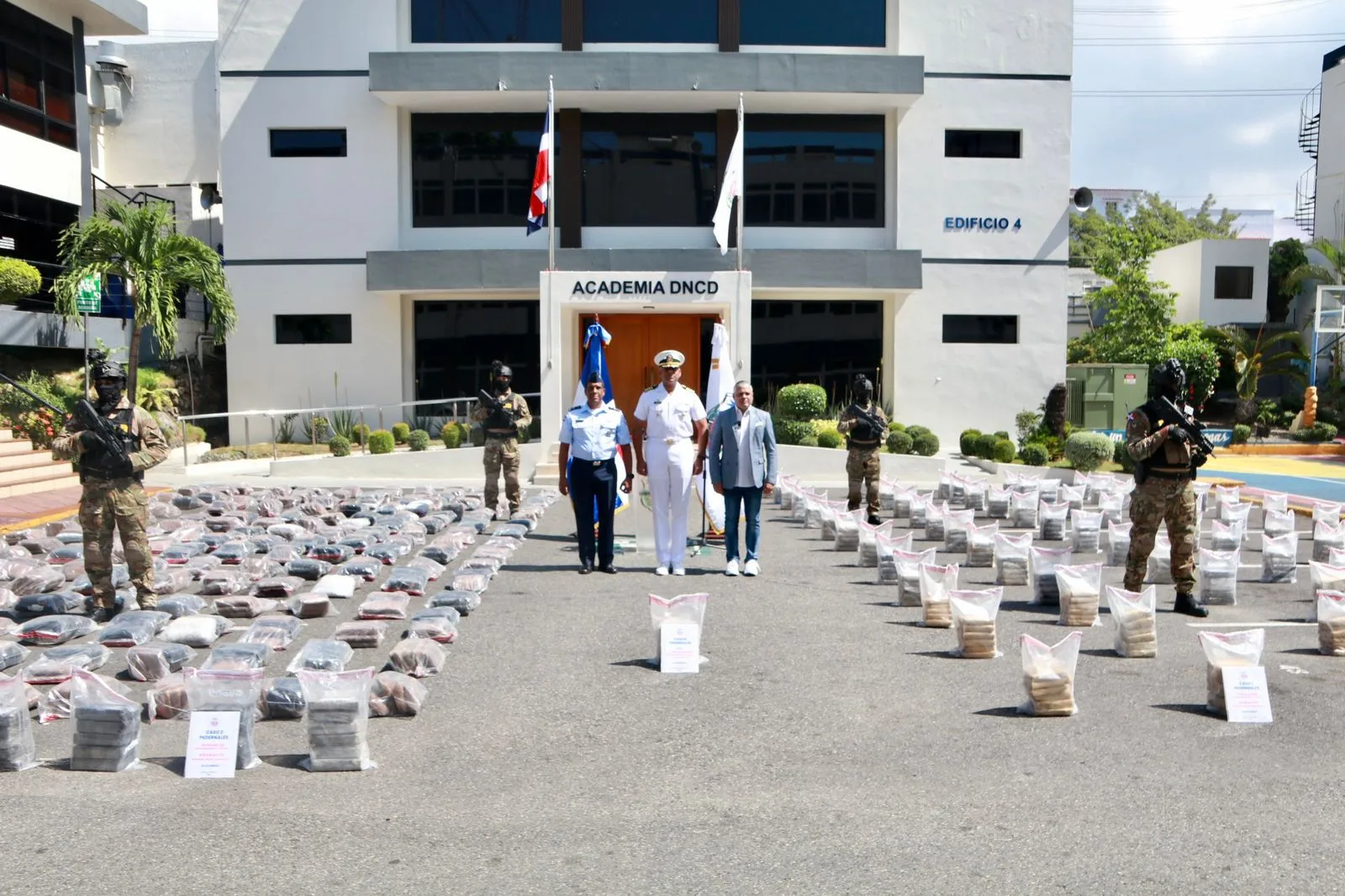En el operativo conjunto y combinado, ejecutado en las costas de Pedernales, fueron arrestados tres dominicanos y un venezolano
