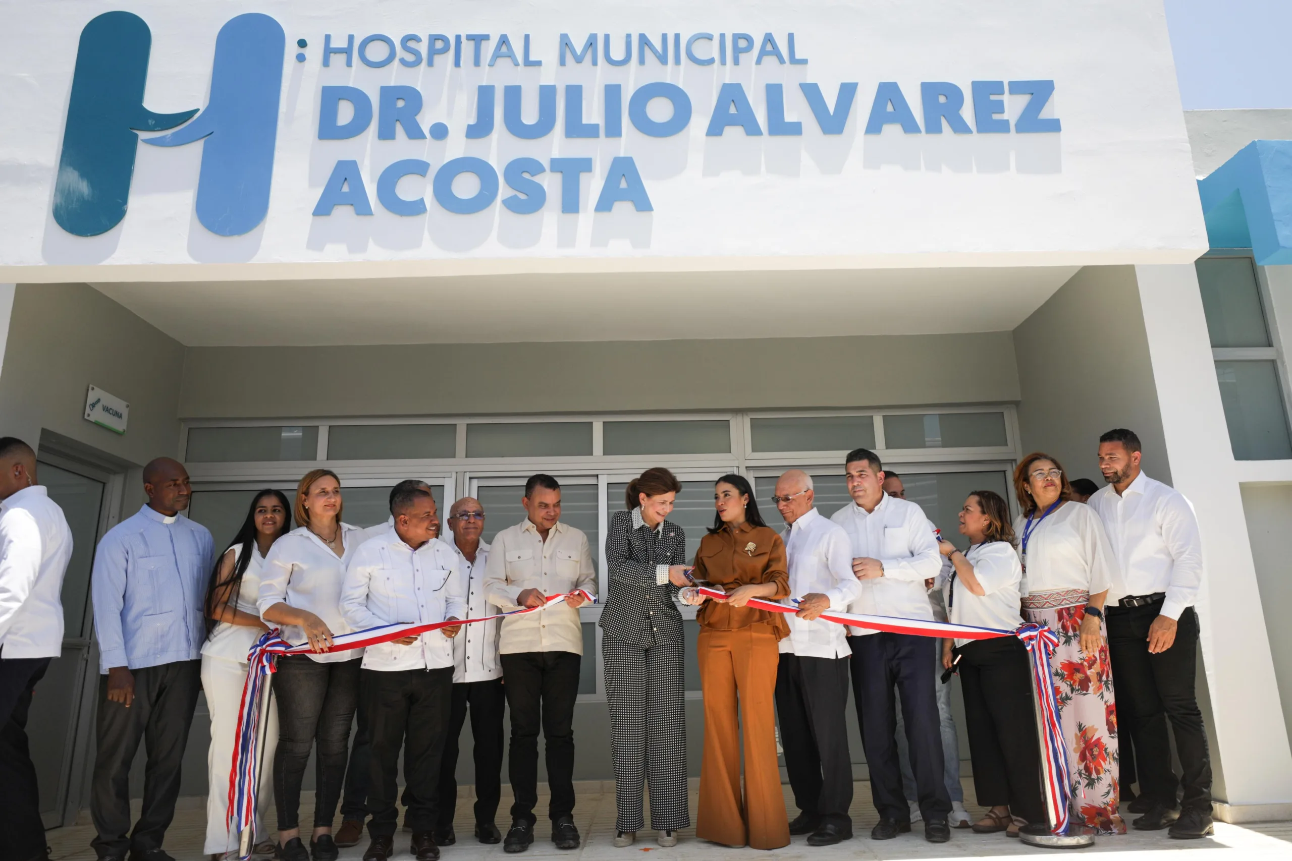 Raquel Peña y director del SNS entregan renovado hospital municipal de Castañuelas