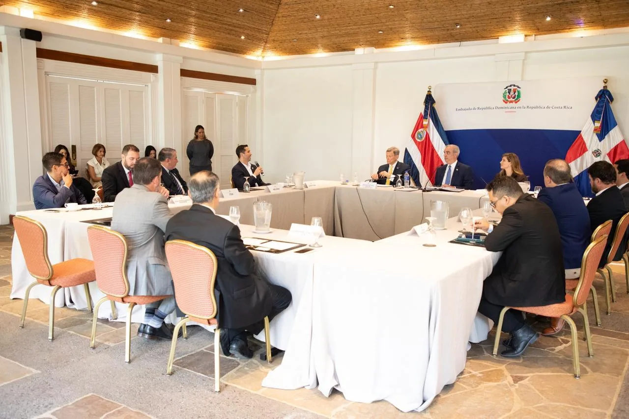 Presidente Abinader sostiene encuentro con empresarios en Costa Rica organizado por la Embajada Dominicana