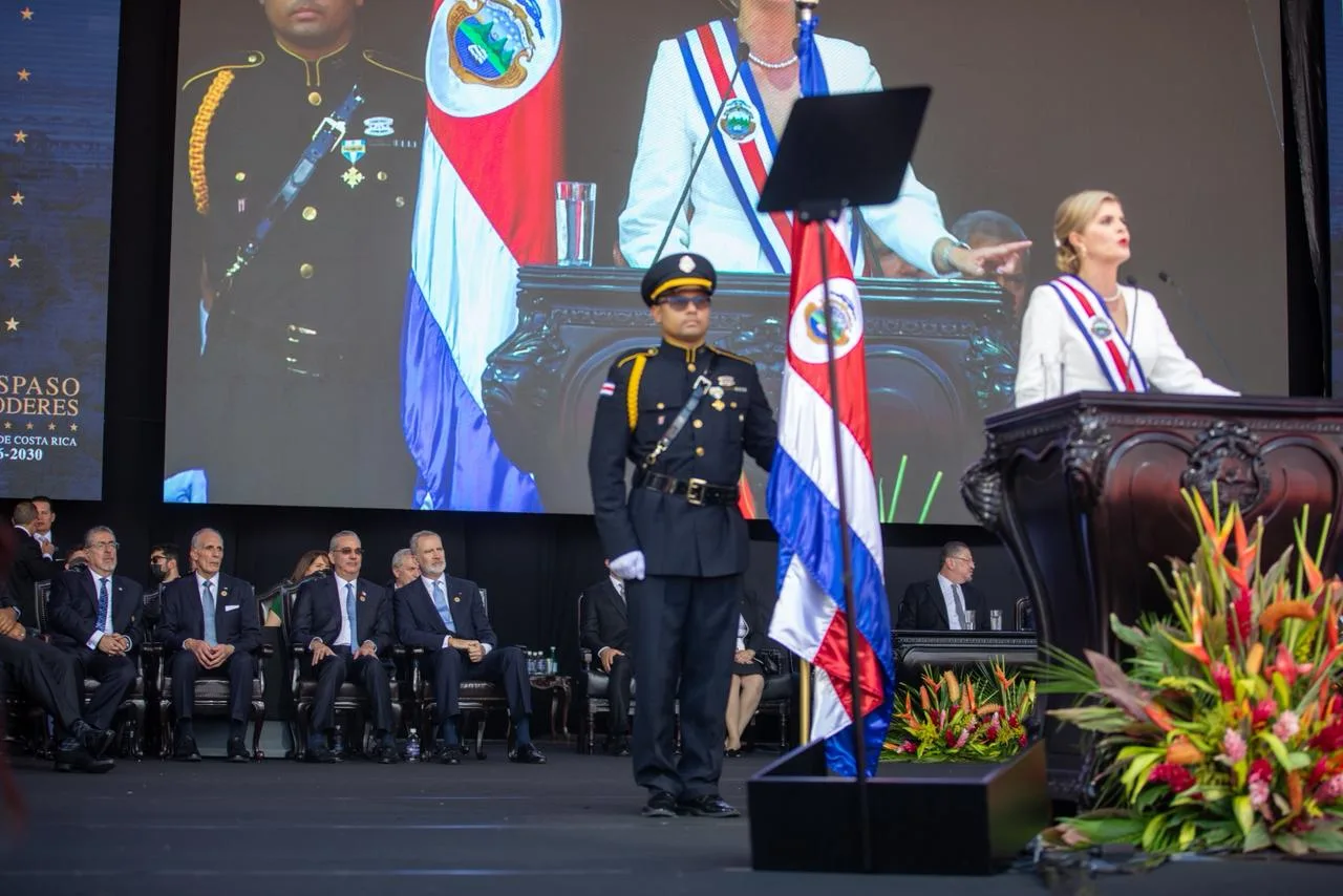 Presidente Abinader participa en la transmisión de mando presidencial de la presidenta de Costa Rica, Laura Fernández Delgado, en el Estadio Nacional