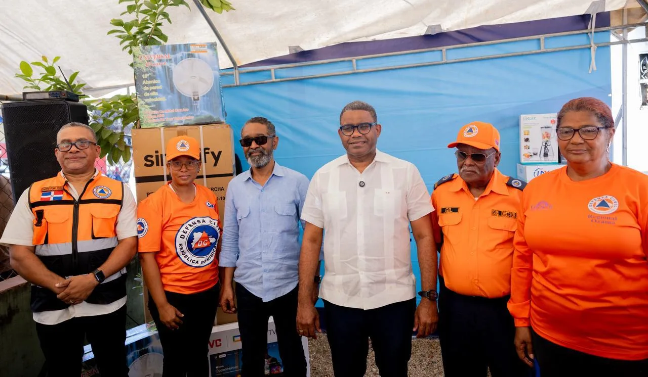 Propeep realiza donación de enseres a la Defensa Civil en el municipio Santo Domingo Oeste