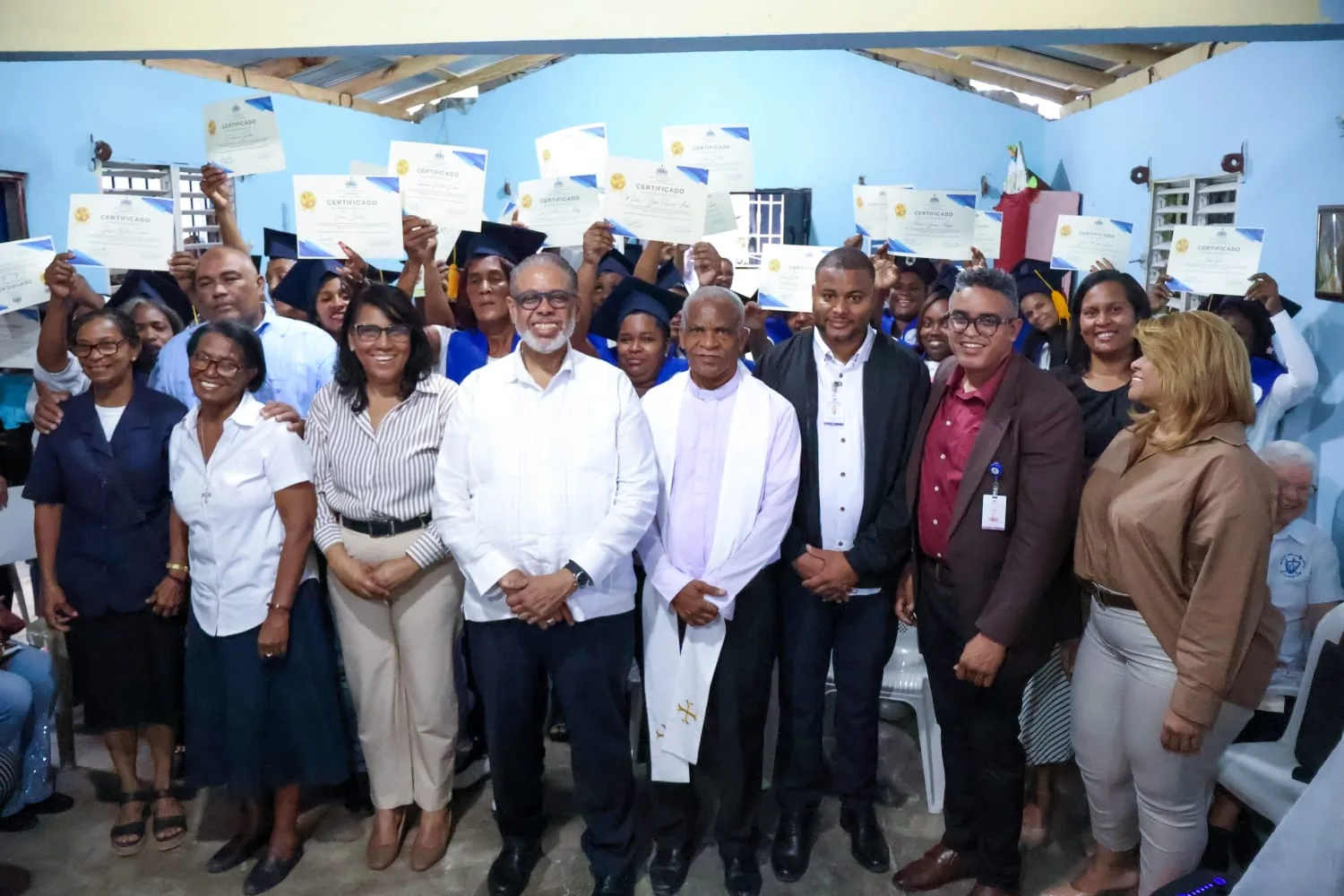 Desarrollo de la Comunidad impulsa el emprendimiento local; gradúa decenas de mujeres en San Cristóbal