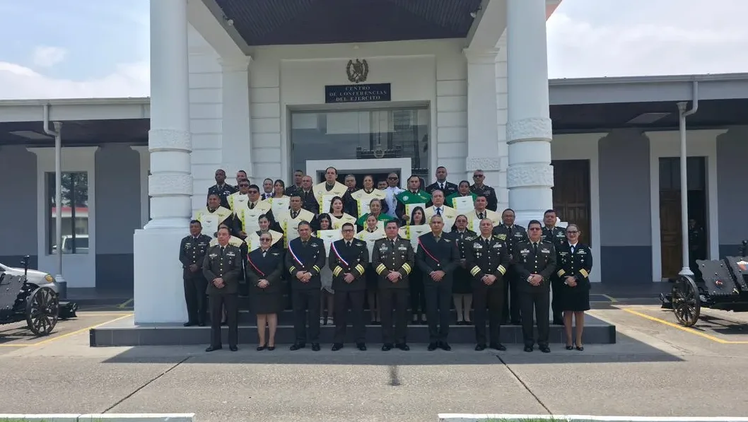 El Ministerio de Defensa, a través de la Universidad Nacional para la Defensa “Juan Pablo Duarte y Díez”, UNADE, marca un hito internacional con histórica graduación en Derechos Humanos en Guatemala