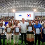Presidente Abinader entrega 1,500 títulos de propiedad en Nuevo Domingo Savio y eleva a 3,500 los certificados otorgados en beneficio de unas 18,000 personas