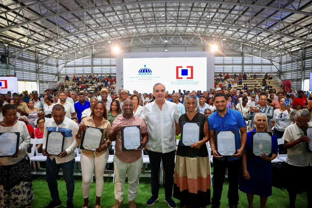 Presidente Abinader entrega 1,500 títulos de propiedad en Nuevo Domingo Savio y eleva a 3,500 los certificados otorgados en beneficio de unas 18,000 personas