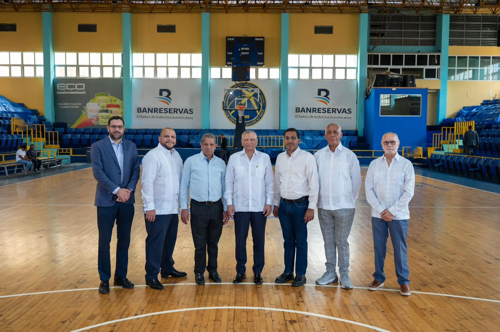 Aguilera destaca impacto social y comunitario del Club Mauricio Báez durante visita institucional