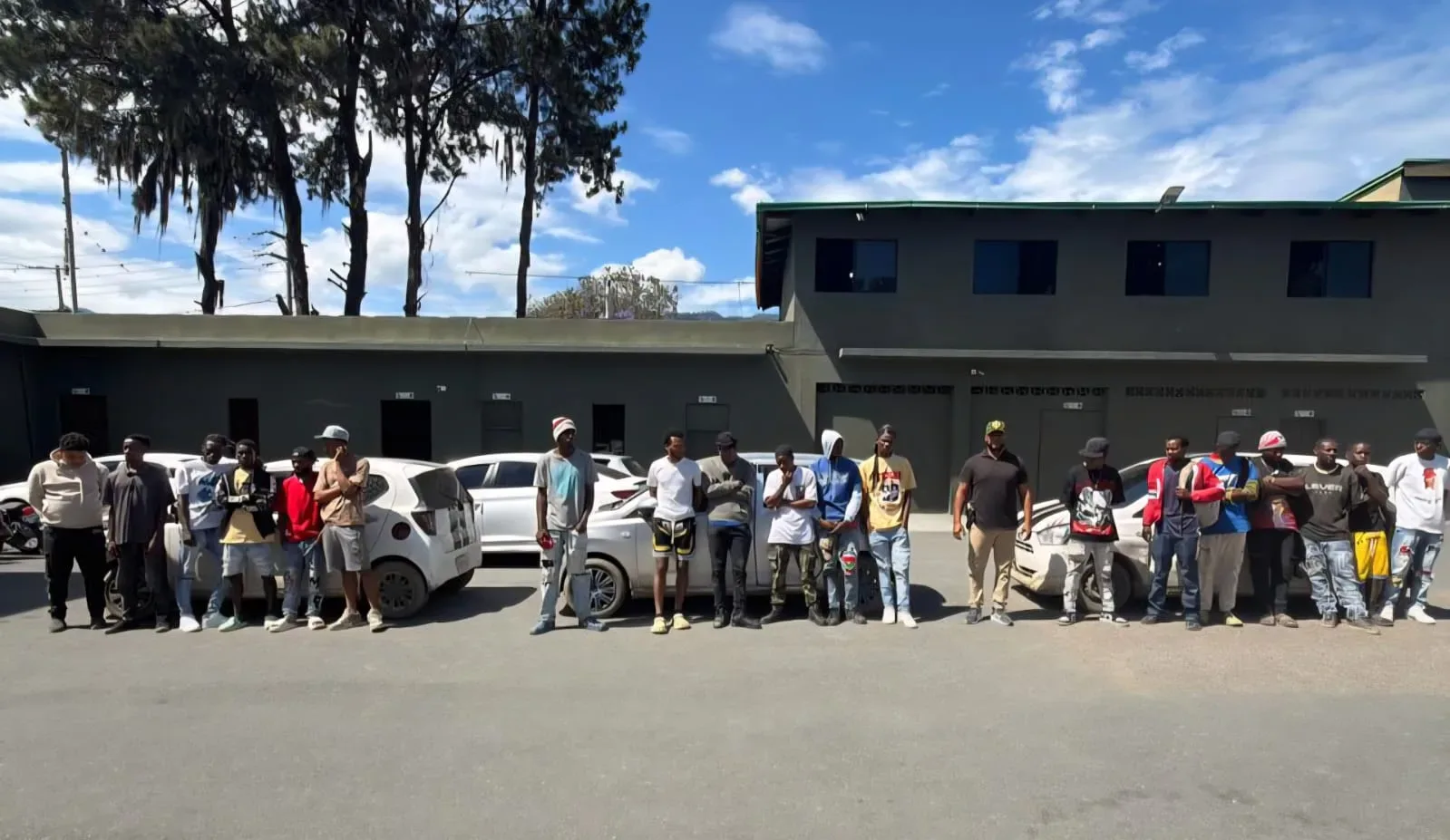 Tres vehículos con 19 haitianos indocumentados fueron interceptados por soldados del Ejército en Constanza