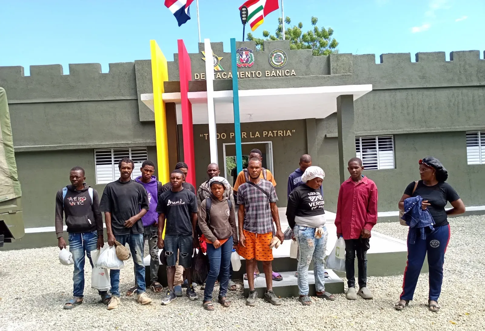 Ejército detiene a 13 nacionales haitianos indocumentados durante patrullaje en Guayabal, Elías Piña