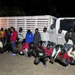 Ejército detiene hombre que ocultaba 24 haitianos indocumentados en un camión en San Juan de la Maguana
