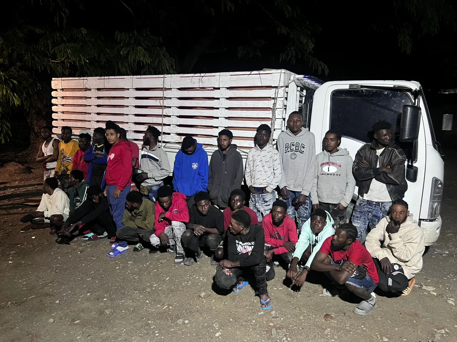 Ejército detiene hombre que ocultaba 24 haitianos indocumentados en un camión en San Juan de la Maguana