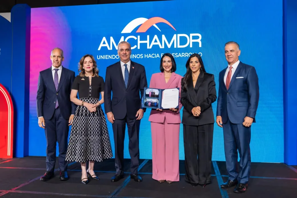 Primera dama Raquel Arbaje resalta las alianzas y la corresponsabilidad como claves para el desarrollo en almuerzo de AMCHAMDR