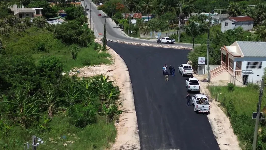 Desvío de La Ceiba entra en fase final de asfaltado por disposición del presidente Luis Abinader