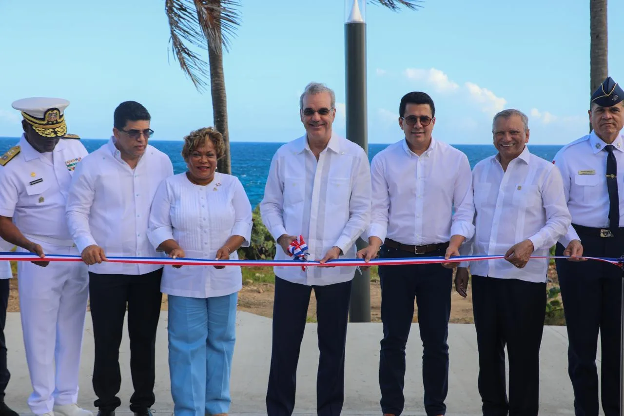 Presidente Abinader y ministro Collado inauguran segunda etapa del malecón de Santo Domingo Este
